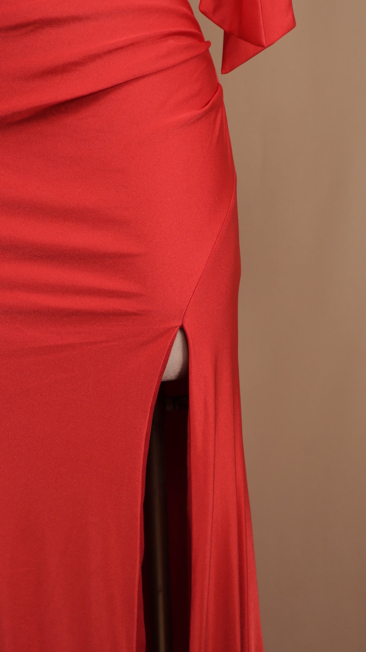 Vestido largo con escote al hombro y abertura en pierna