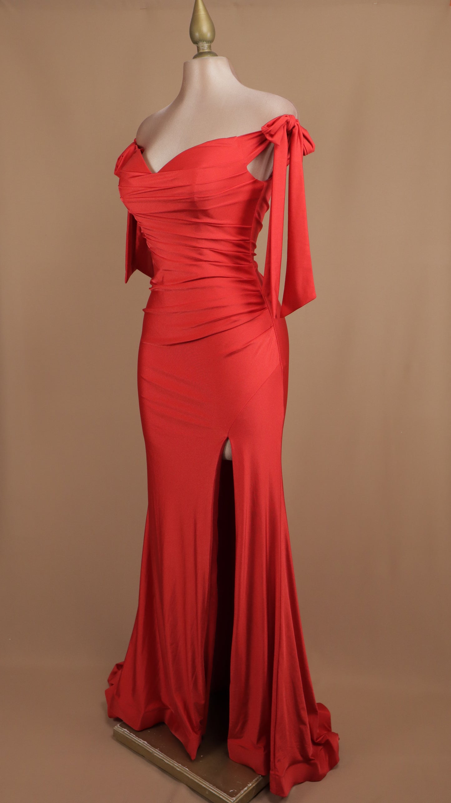 Vestido largo con escote al hombro y abertura en pierna