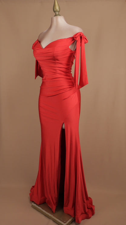 Vestido largo con escote al hombro y abertura en pierna