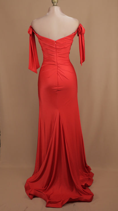 Vestido largo con escote al hombro y abertura en pierna