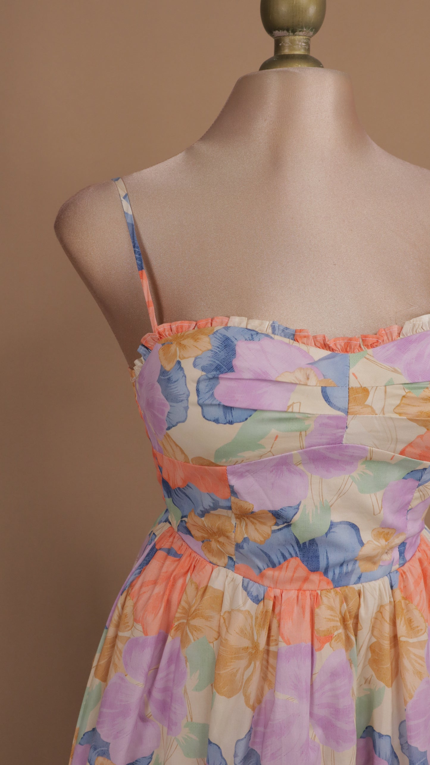 Vestido maxi estampado con escote en la espalda