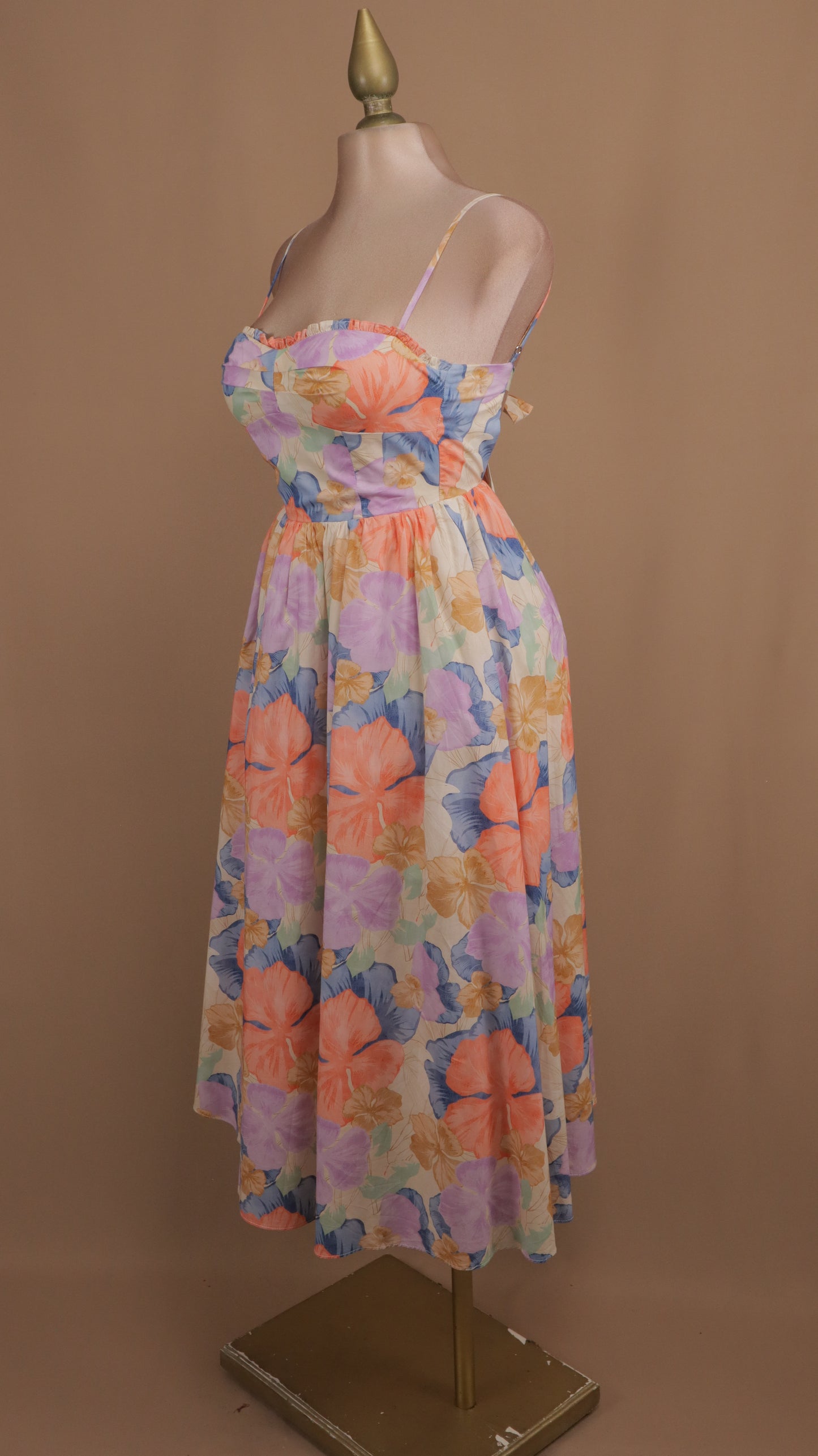 Vestido maxi estampado con escote en la espalda