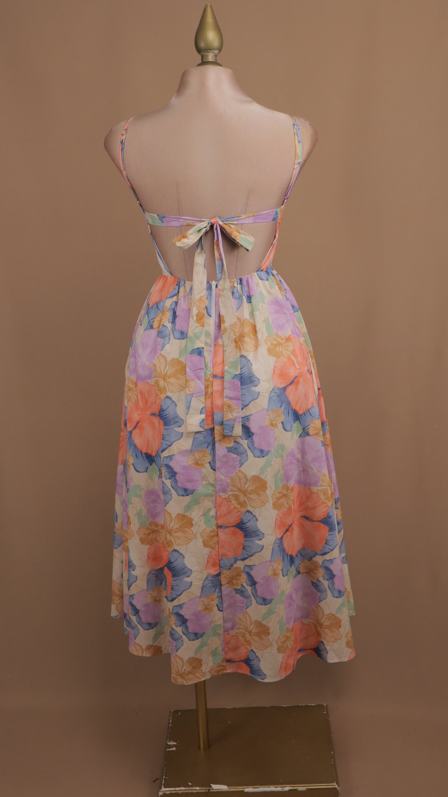 Vestido maxi estampado con escote en la espalda