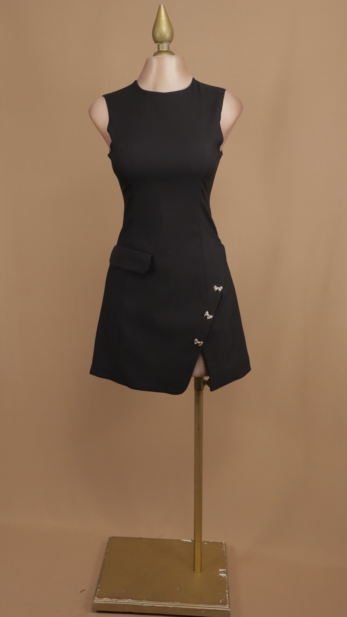 Vestido corto resacado con abertura