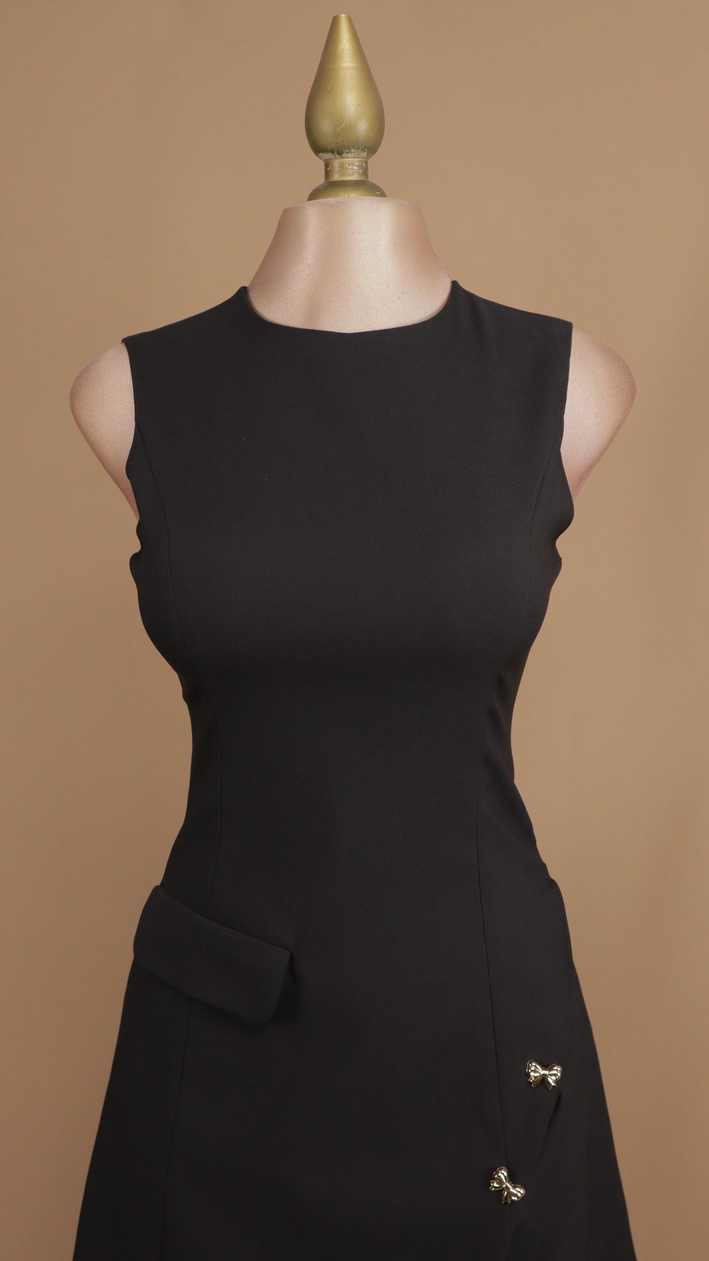 Vestido corto resacado con abertura