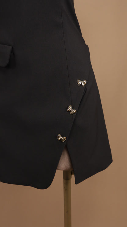 Vestido corto resacado con abertura