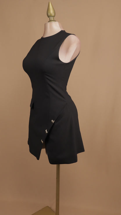 Vestido corto resacado con abertura