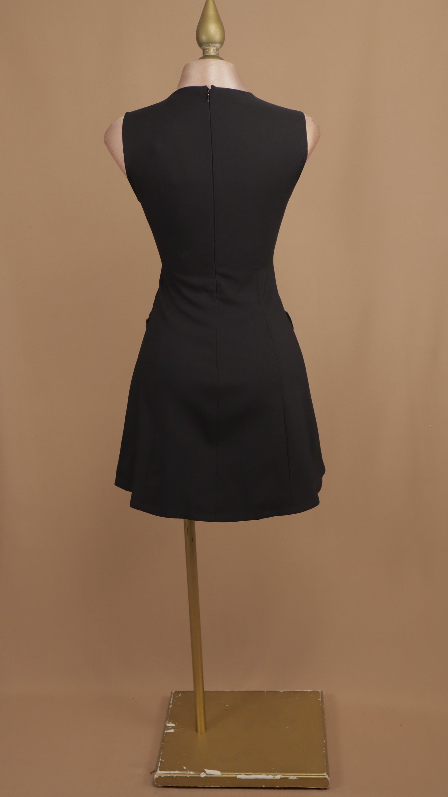 Vestido corto resacado con abertura