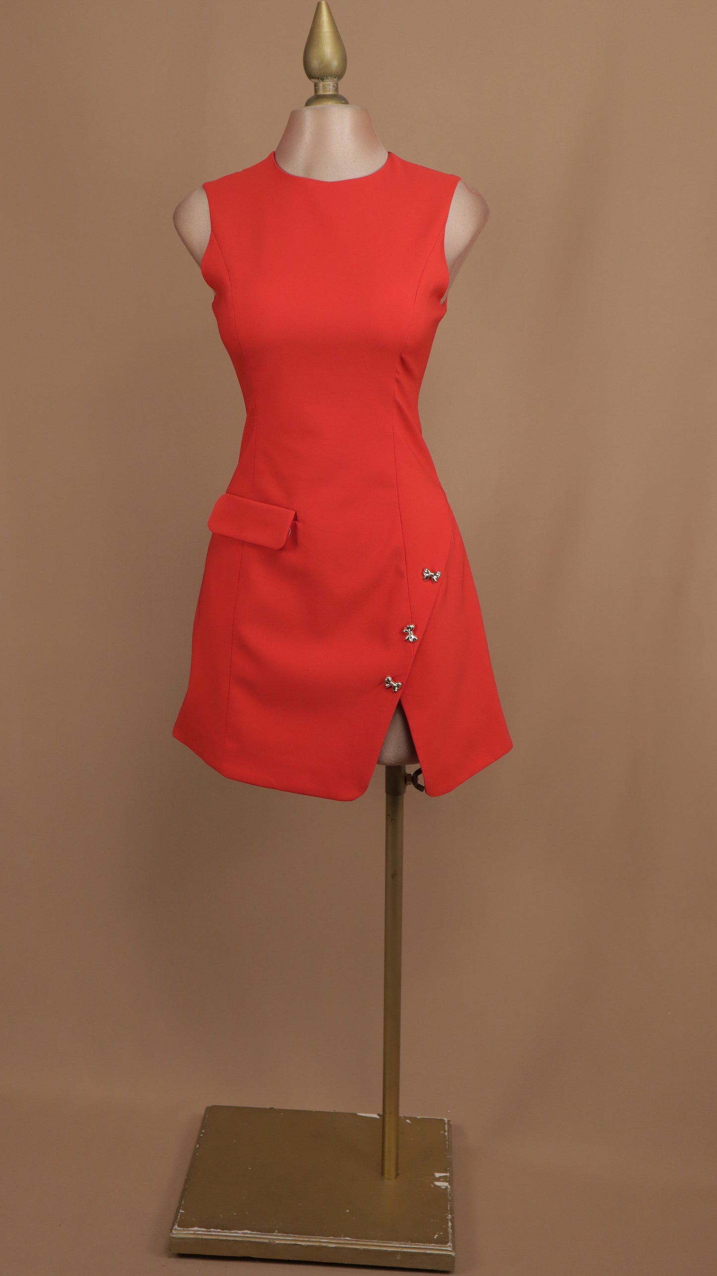 Vestido corto resacado con abertura