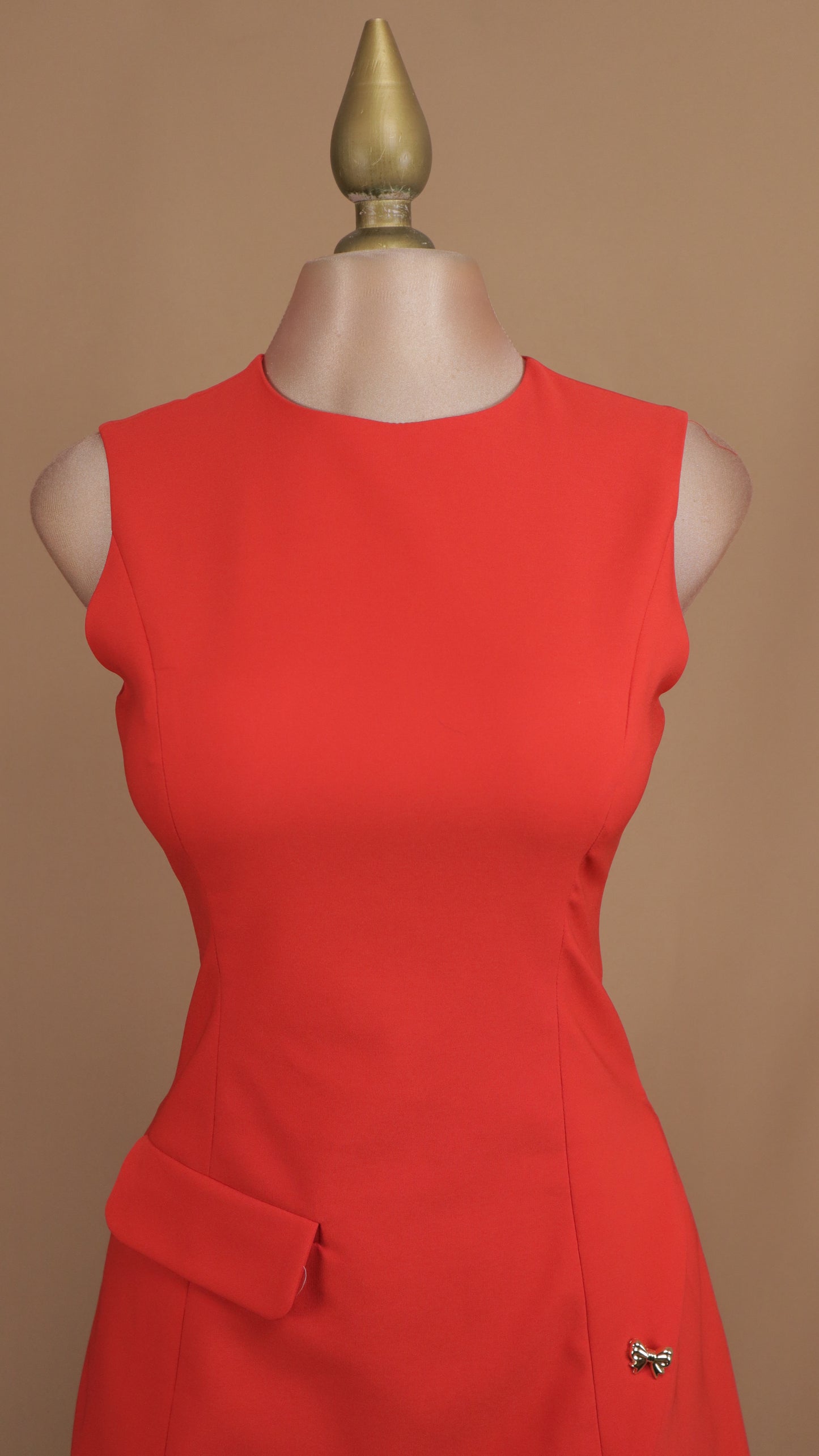 Vestido corto resacado con abertura