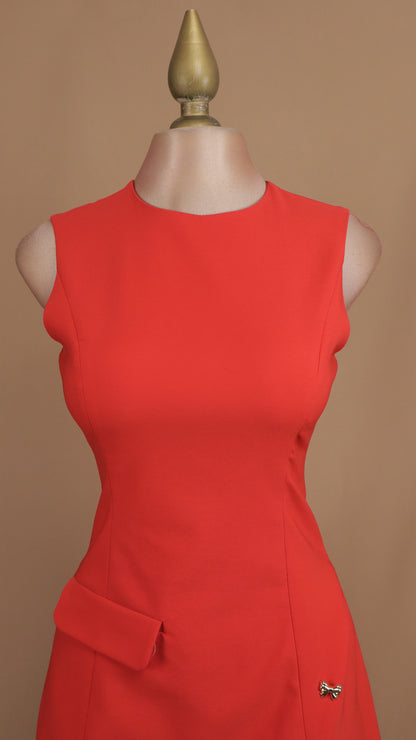 Vestido corto resacado con abertura