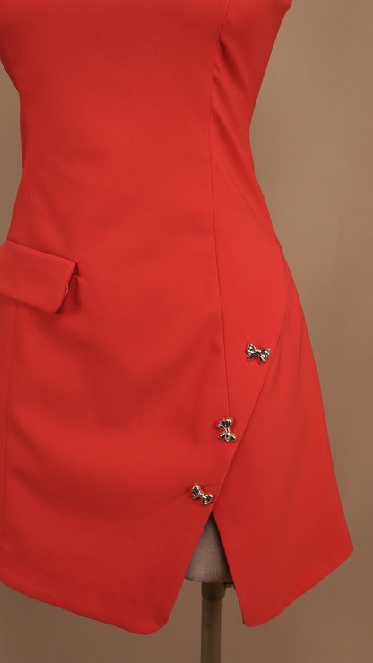 Vestido corto resacado con abertura