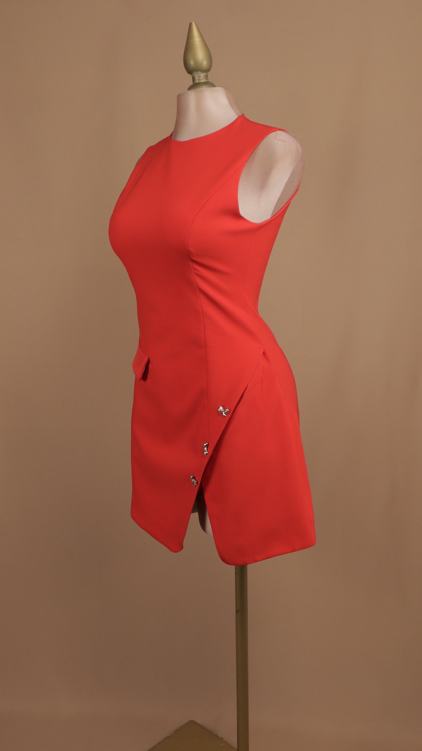 Vestido corto resacado con abertura