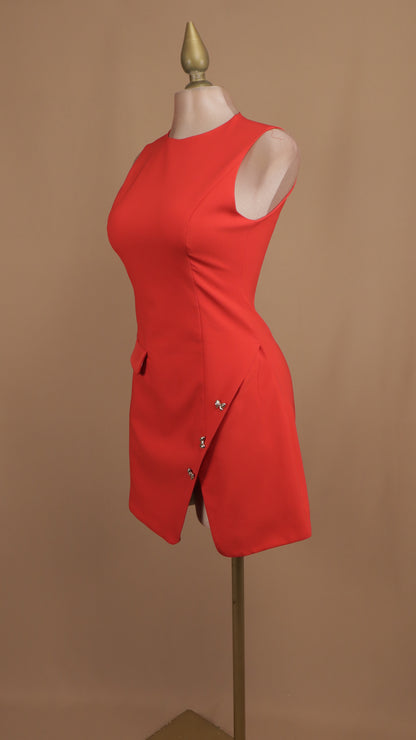 Vestido corto resacado con abertura