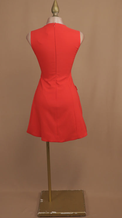 Vestido corto resacado con abertura