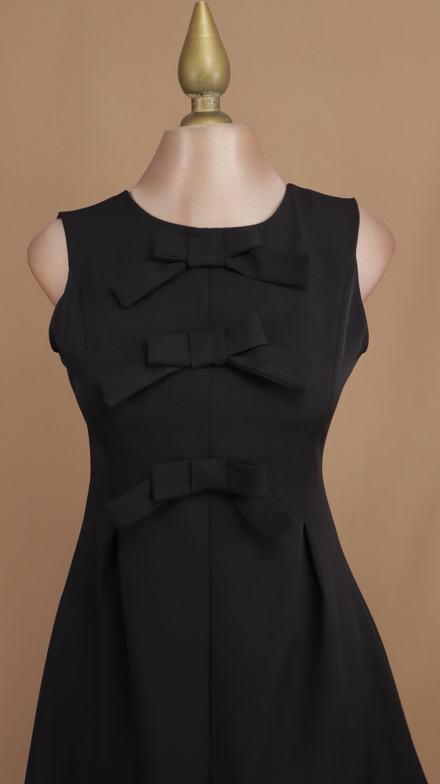 Vestido corto de moños resacado