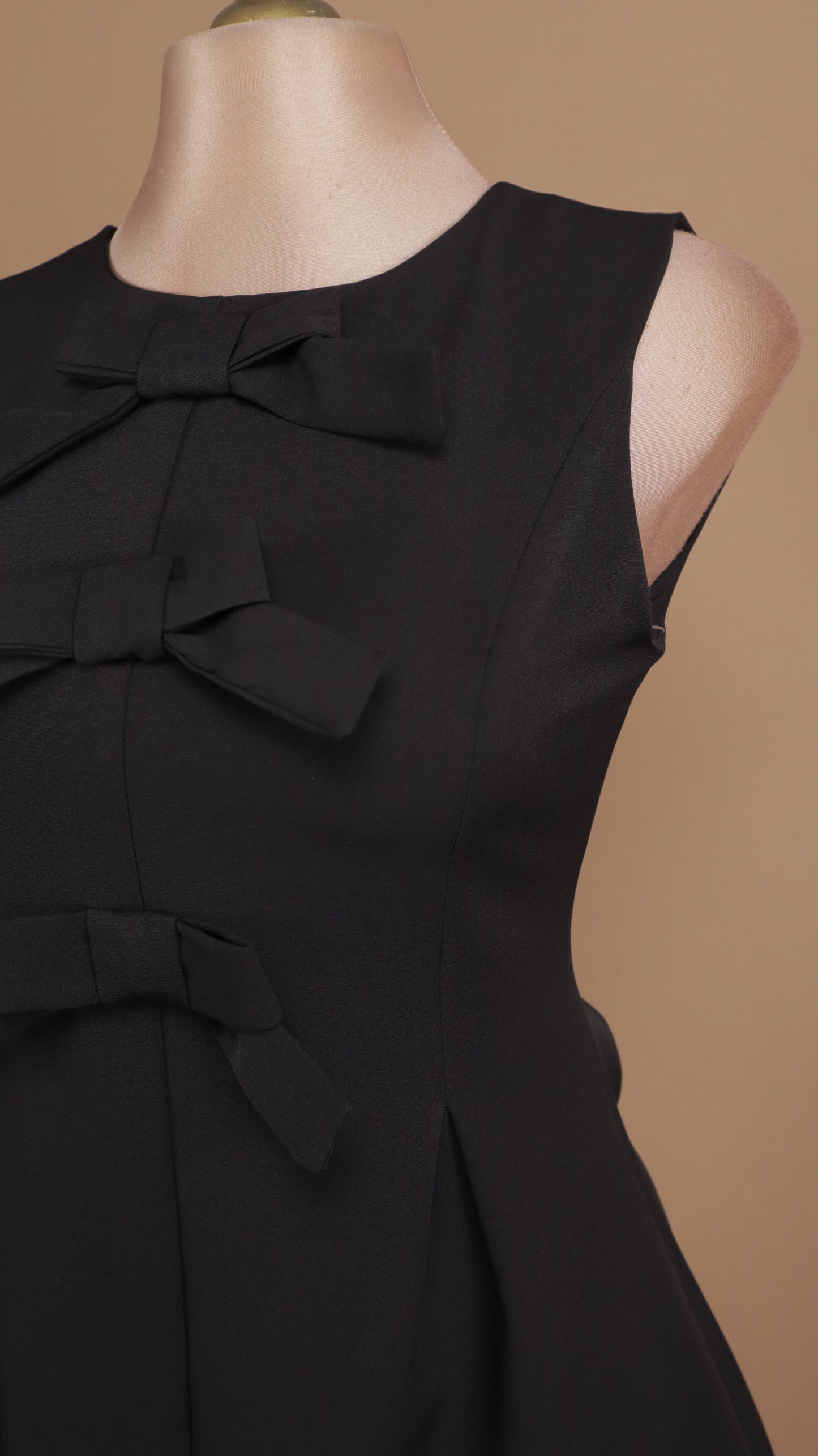 Vestido corto de moños resacado