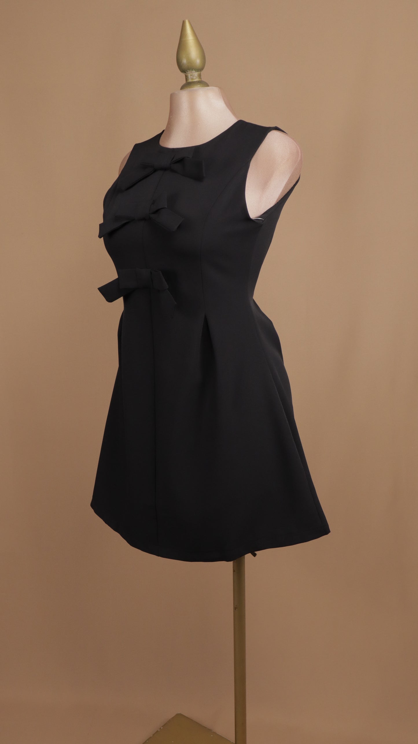 Vestido corto de moños resacado