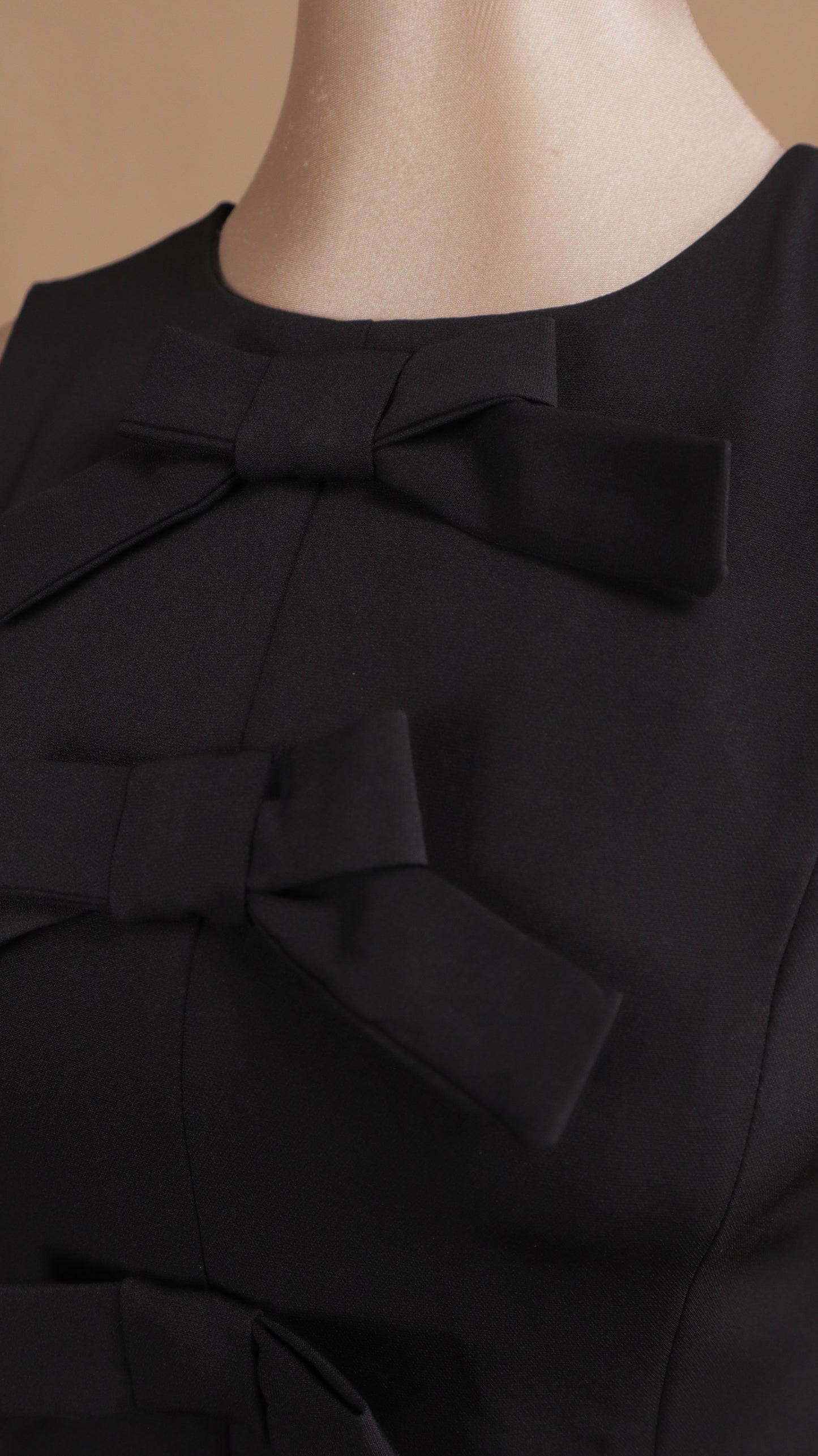 Vestido corto de moños resacado