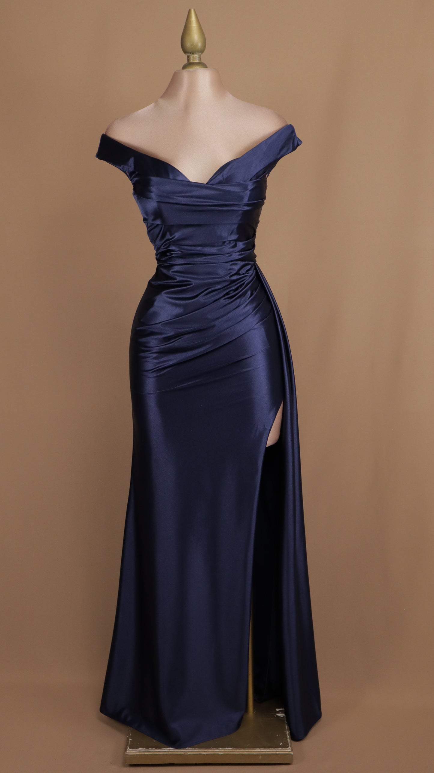 Vestido largo al hombro con abertura en pierna