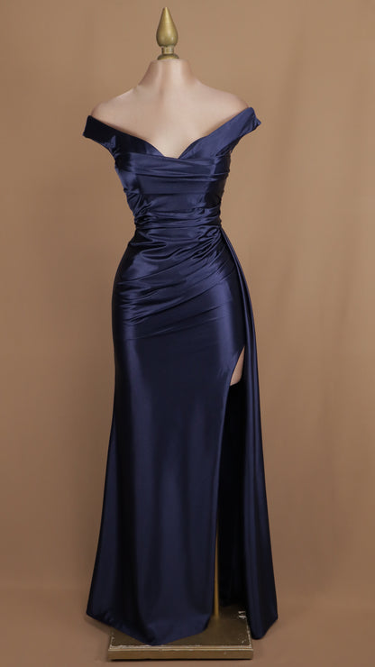 Vestido largo al hombro con abertura en pierna