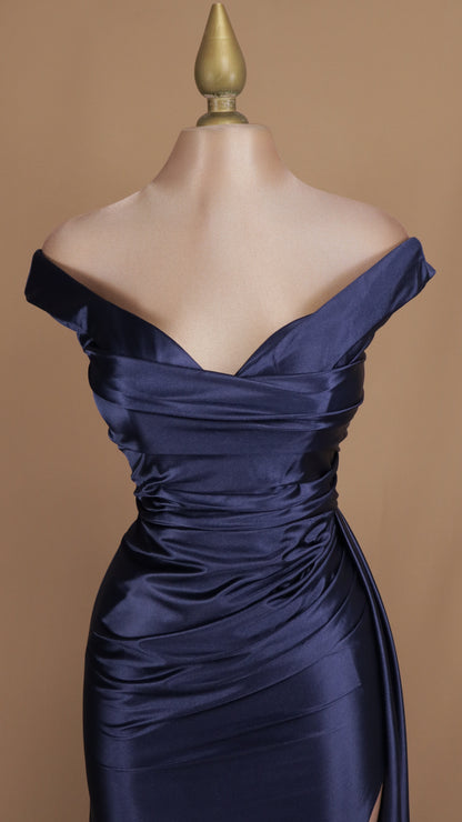 Vestido largo al hombro con abertura en pierna