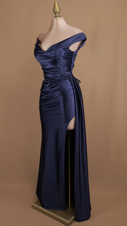 Vestido largo al hombro con abertura en pierna