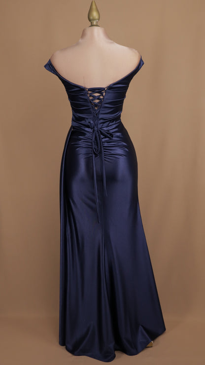 Vestido largo al hombro con abertura en pierna