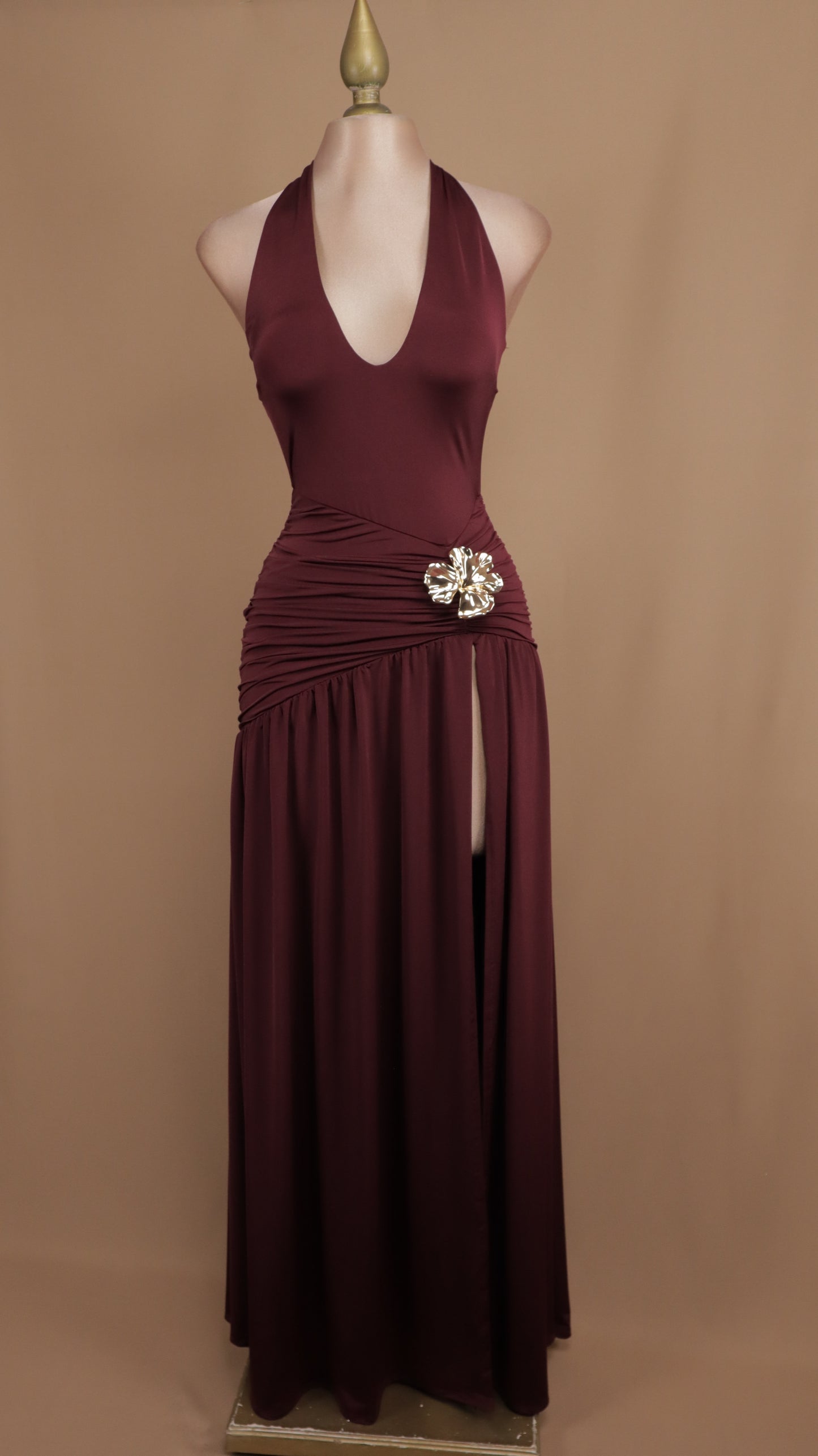Vestido largo cuello halter con flor en cintura