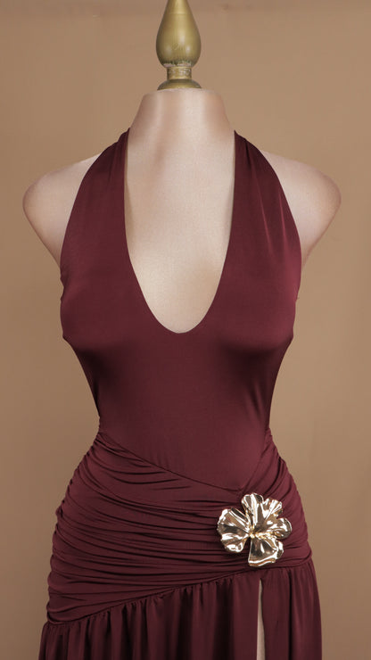 Vestido largo cuello halter con flor en cintura