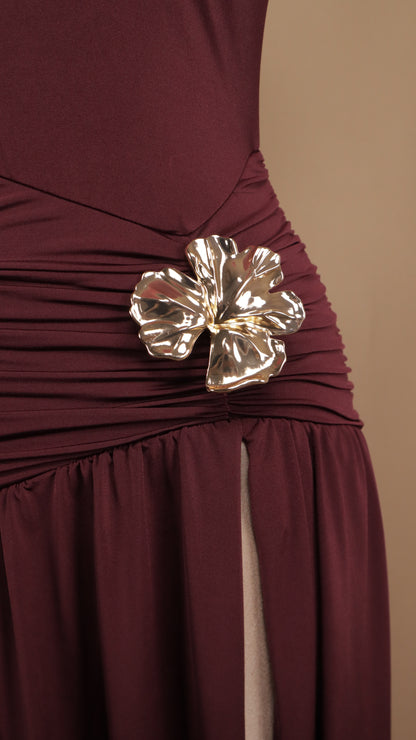Vestido largo cuello halter con flor en cintura