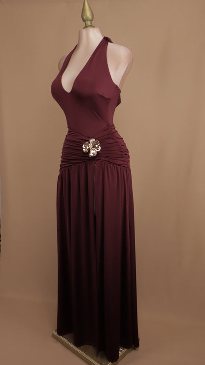 Vestido largo cuello halter con flor en cintura
