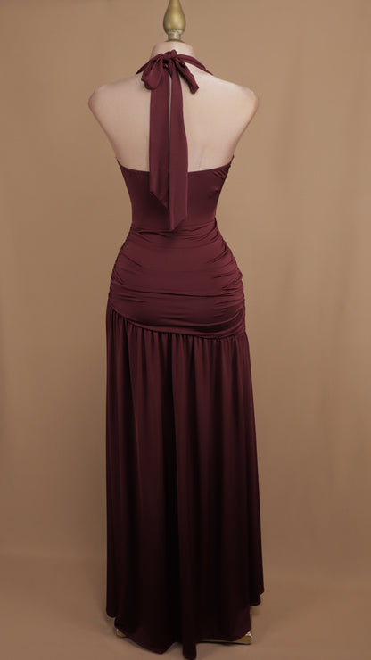Vestido largo cuello halter con flor en cintura