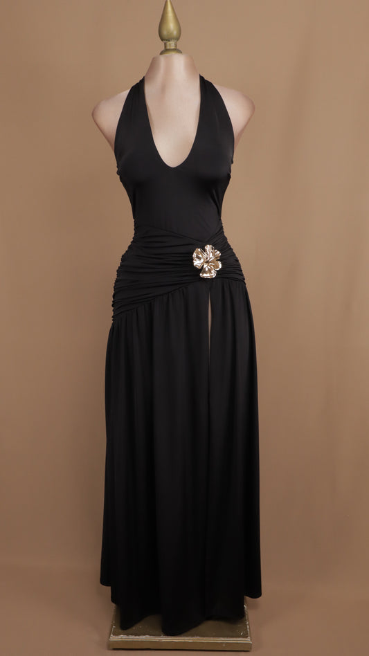 Vestido largo cuello halter con flor en cintura