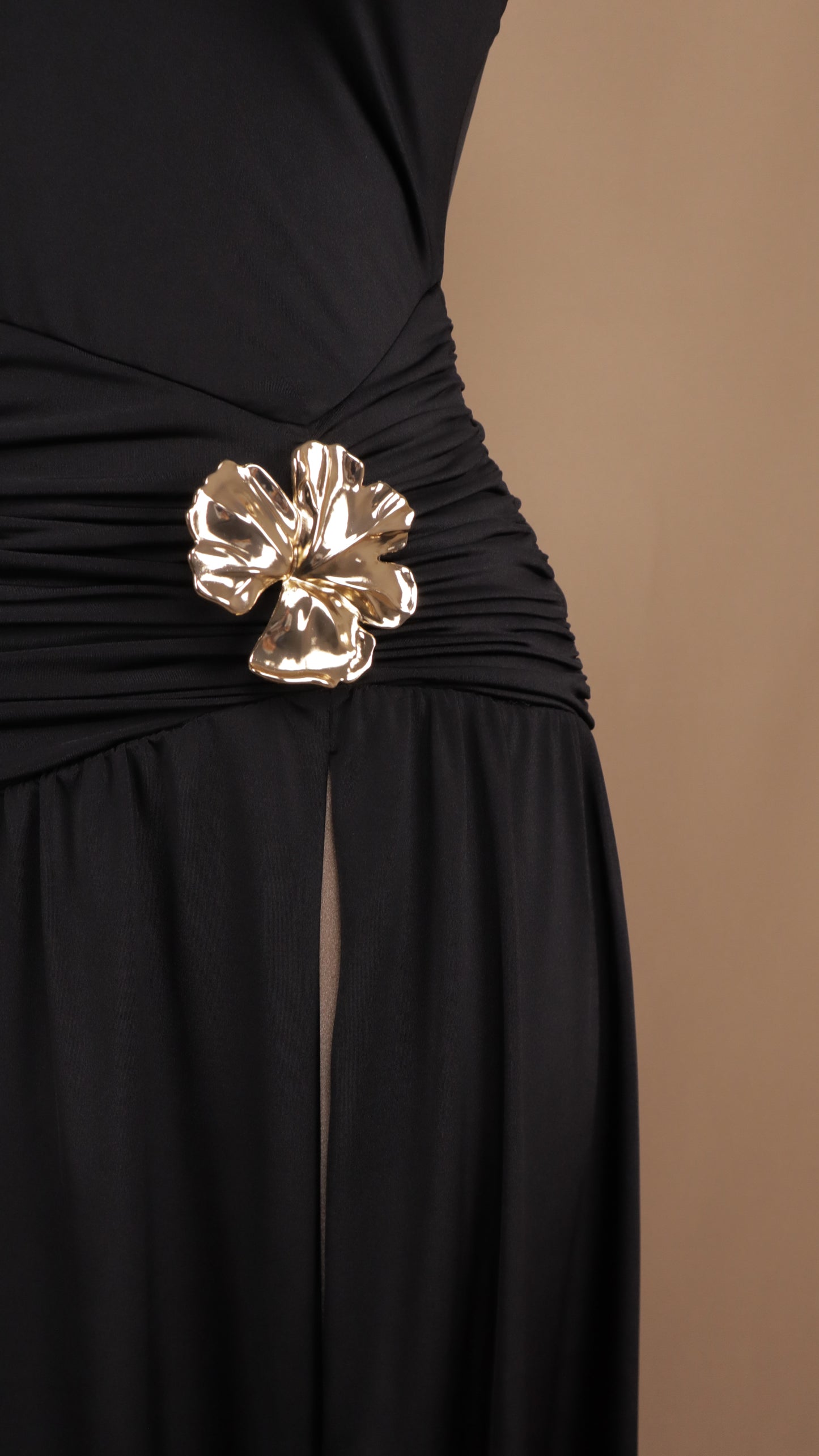 Vestido largo cuello halter con flor en cintura