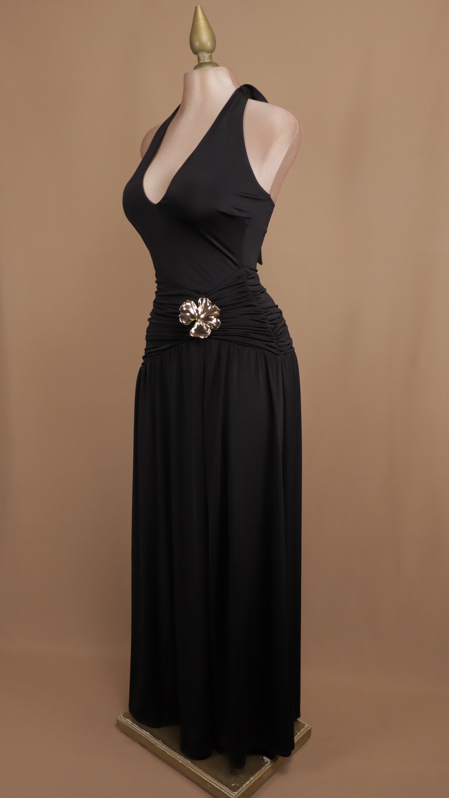 Vestido largo cuello halter con flor en cintura
