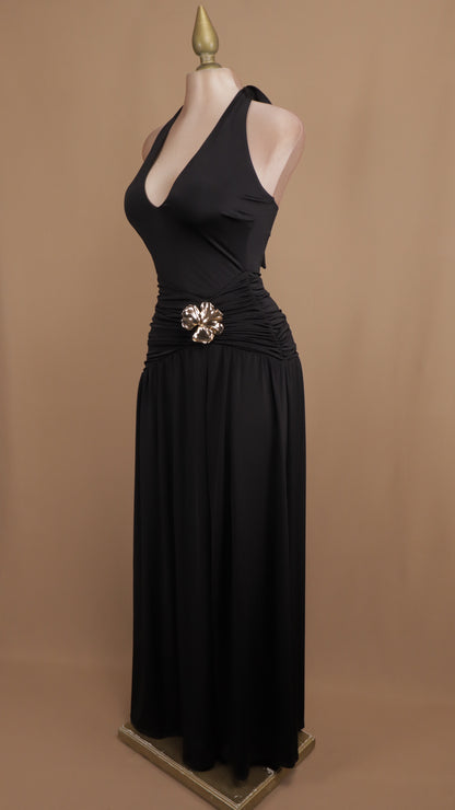 Vestido largo cuello halter con flor en cintura