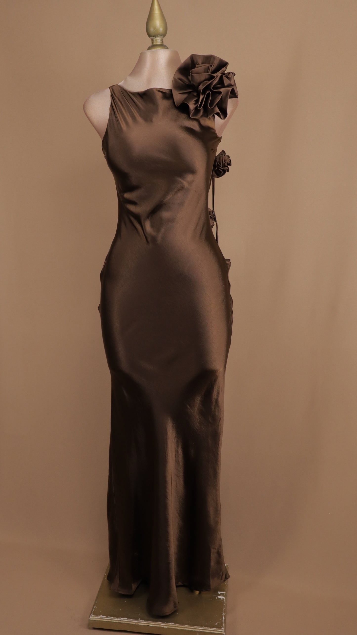 Vestido largo con flores y escote en la espalda