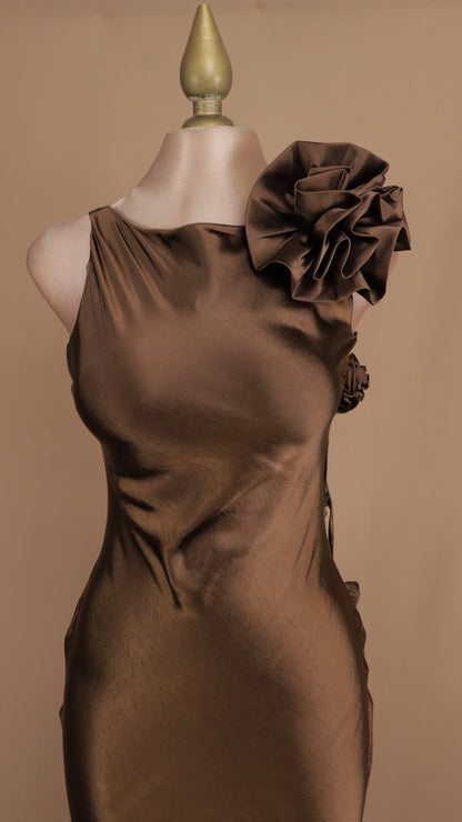 Vestido largo con flores y escote en la espalda