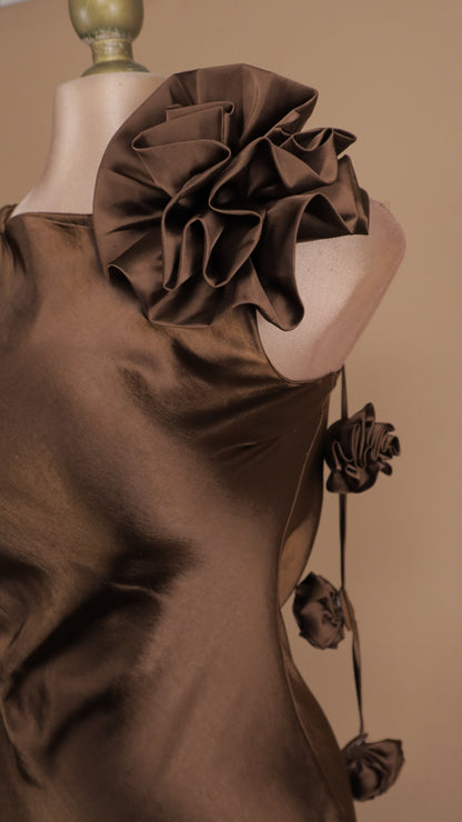 Vestido largo con flores y escote en la espalda