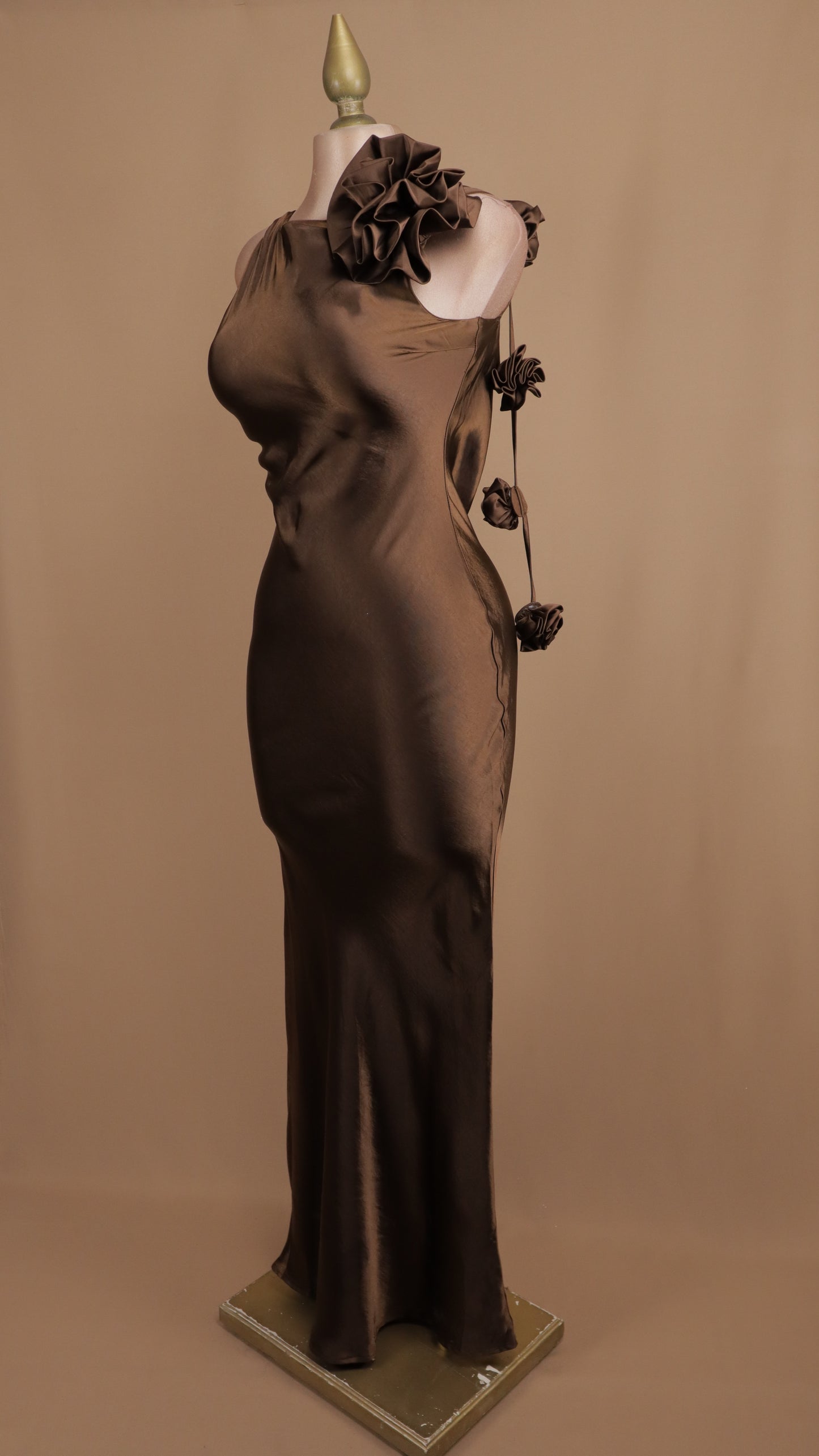 Vestido largo con flores y escote en la espalda