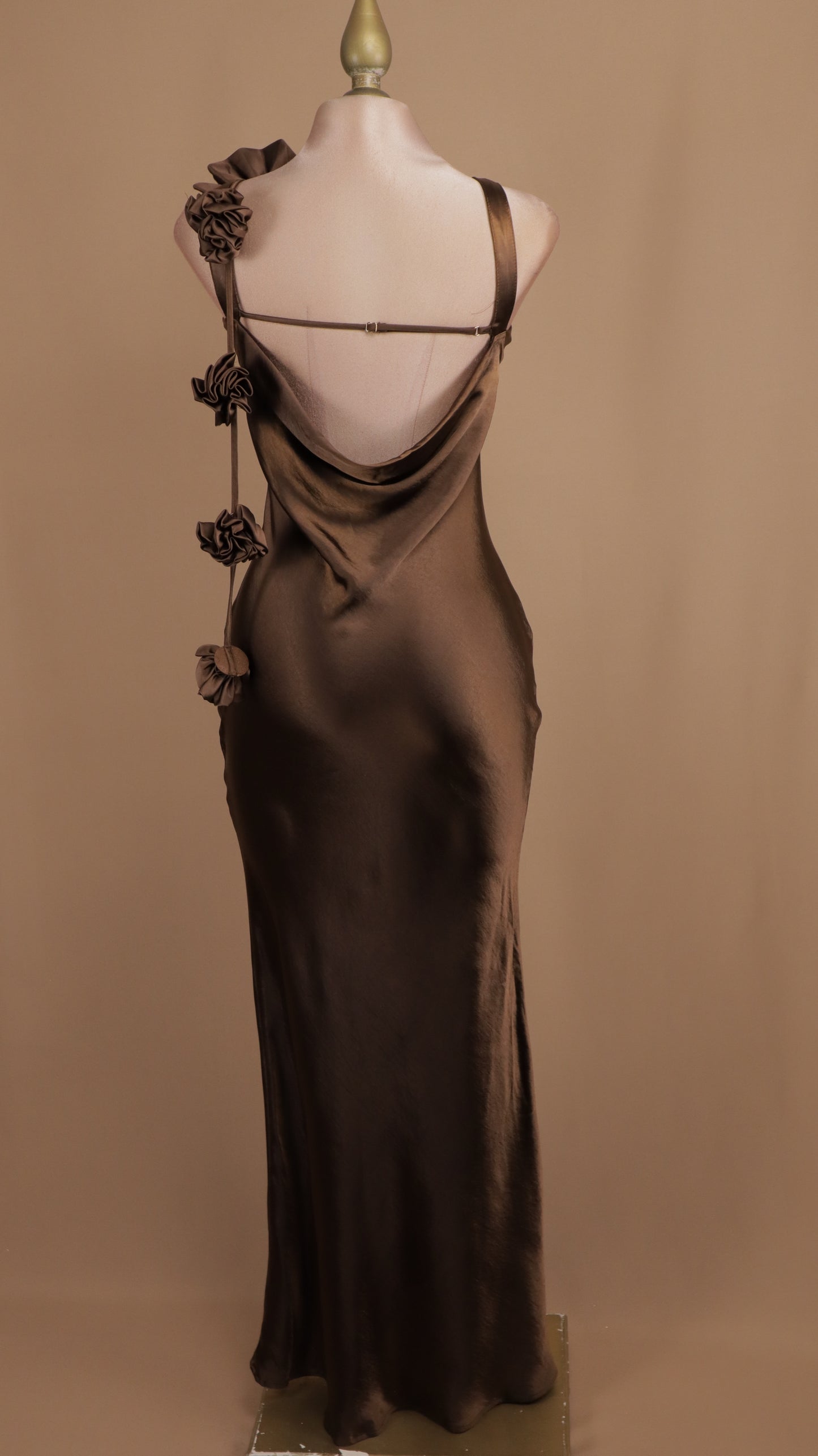 Vestido largo con flores y escote en la espalda