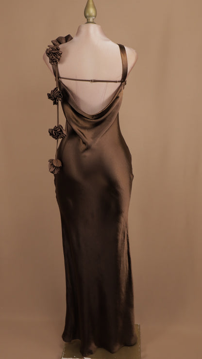 Vestido largo con flores y escote en la espalda