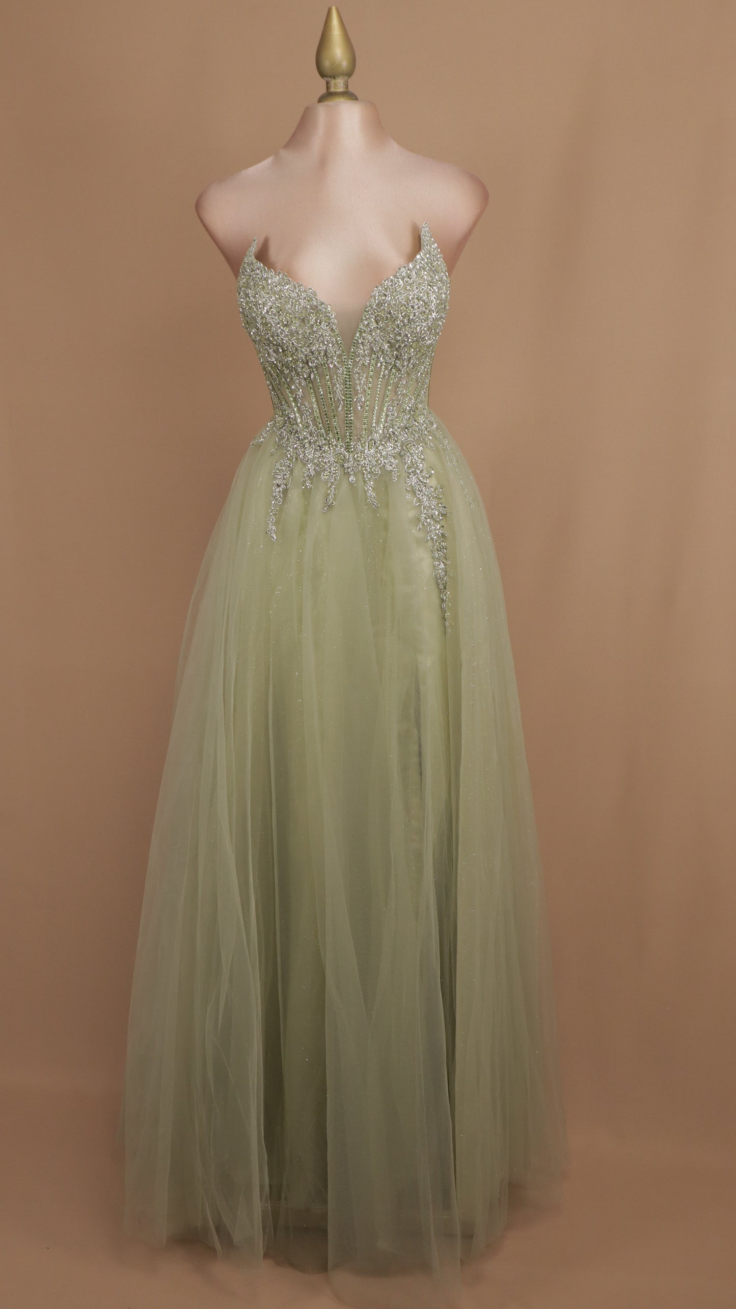 Vestido largo corte princesa con aplicación