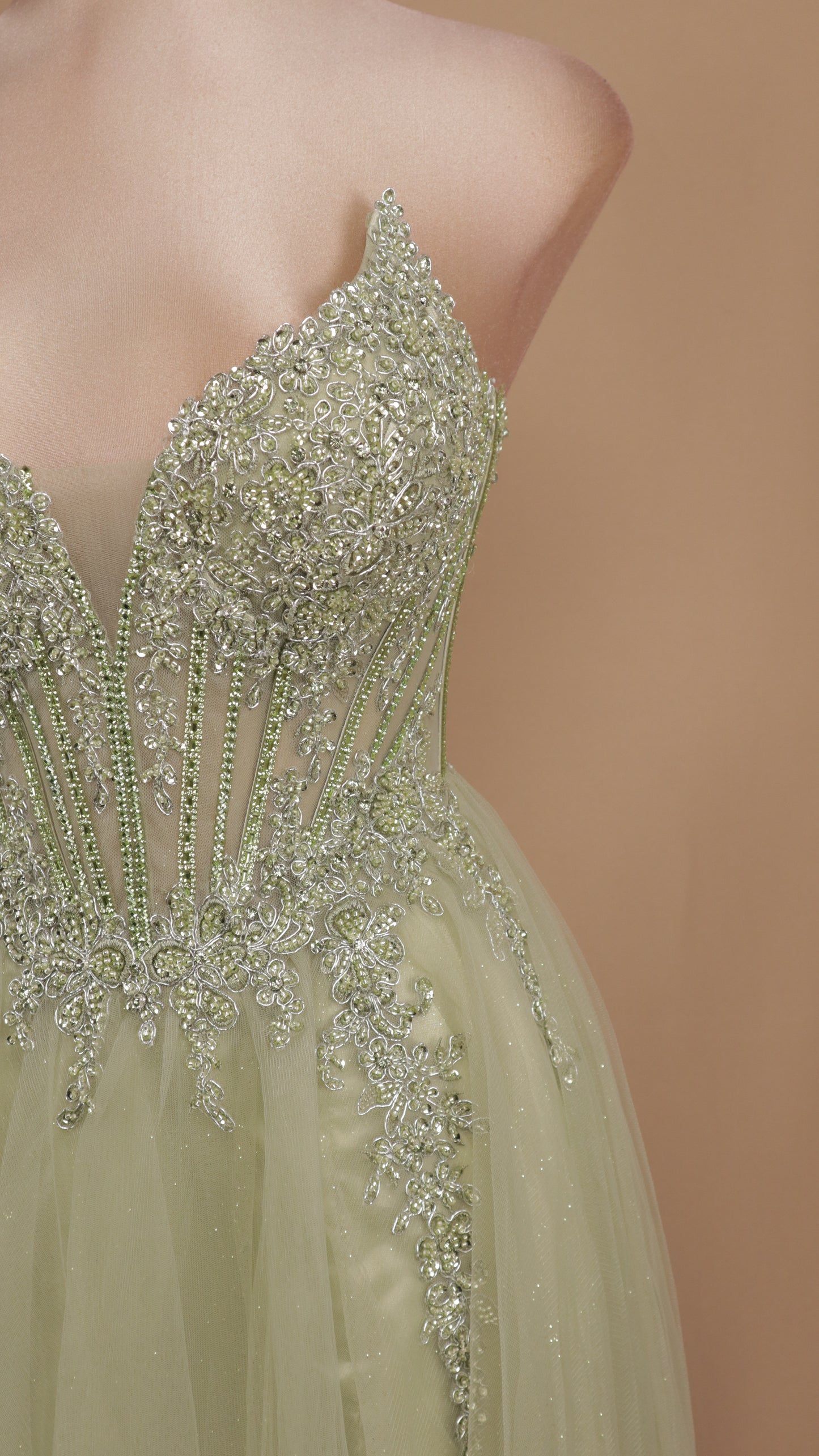 Vestido largo corte princesa con aplicación