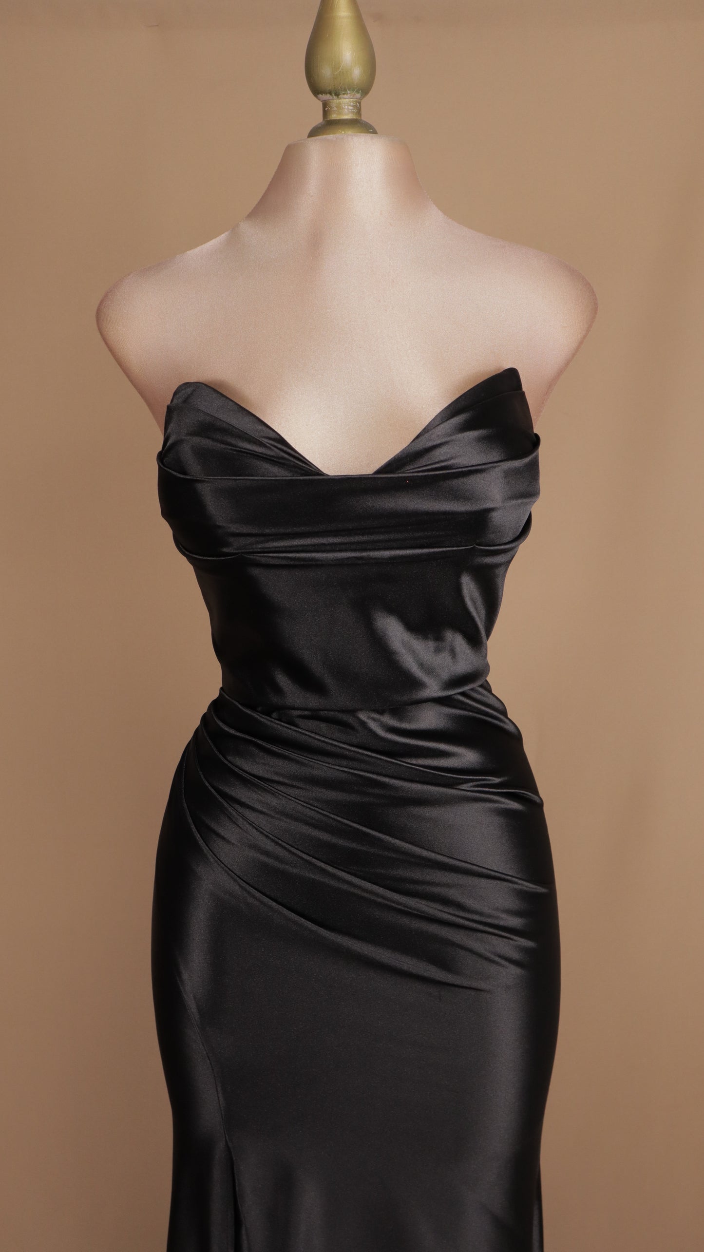 Vestido largo satinado de licra estraple