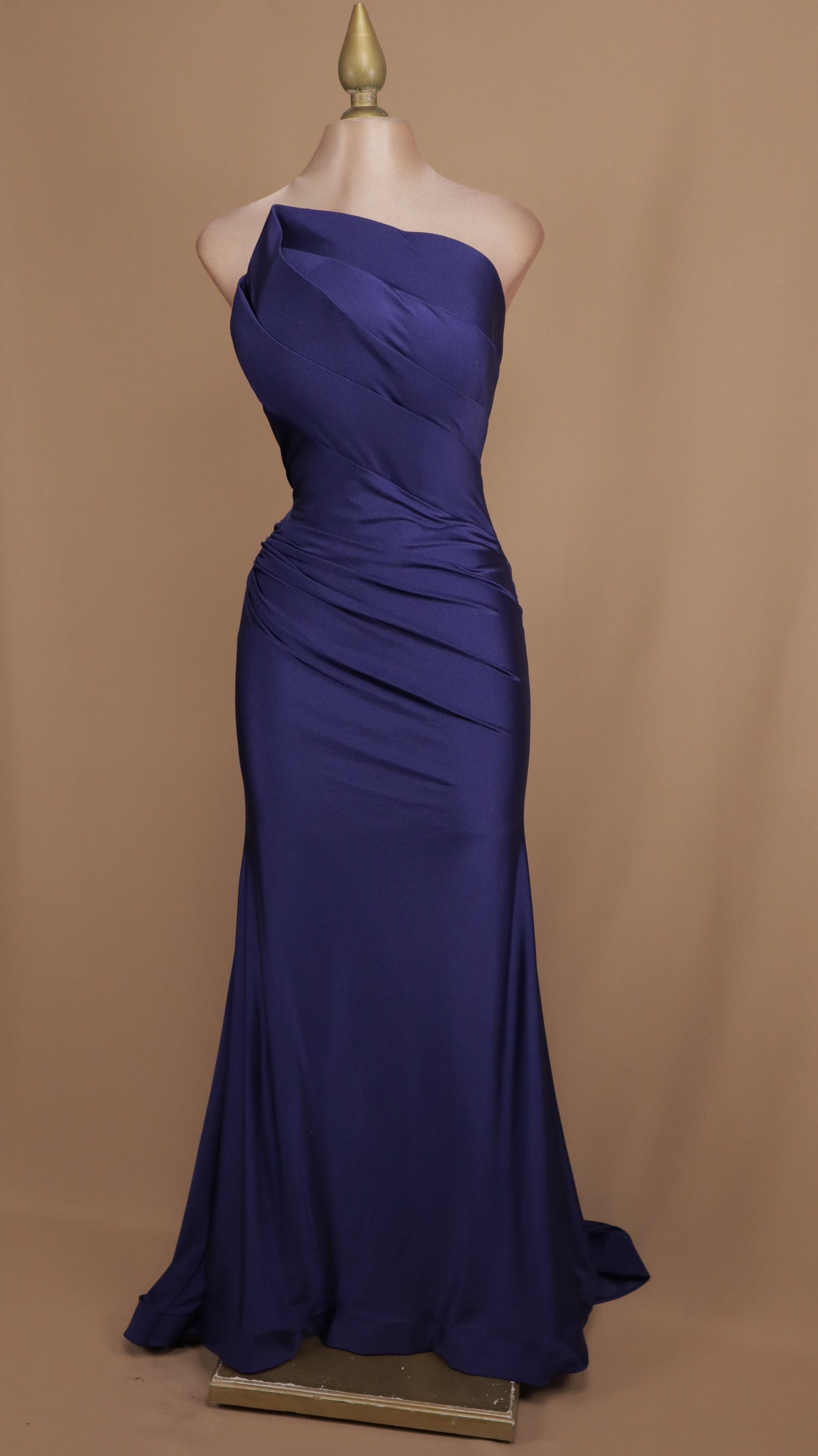 Vestido largo straple asimétrico con pliegues en busto
