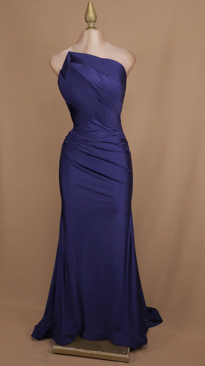 Vestido largo straple asimétrico con pliegues en busto