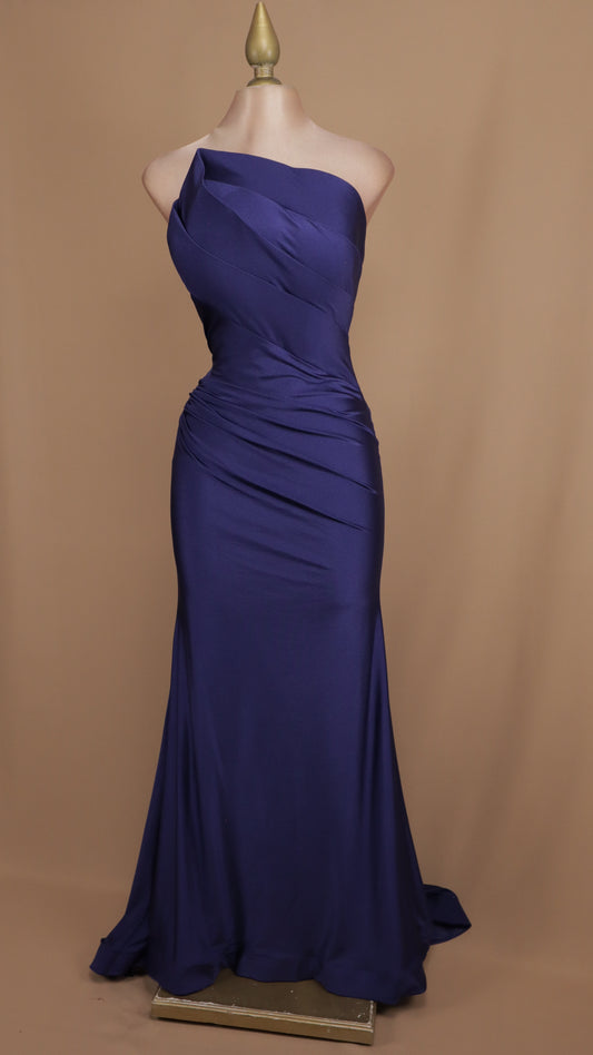 Vestido largo straple asimétrico con pliegues en busto