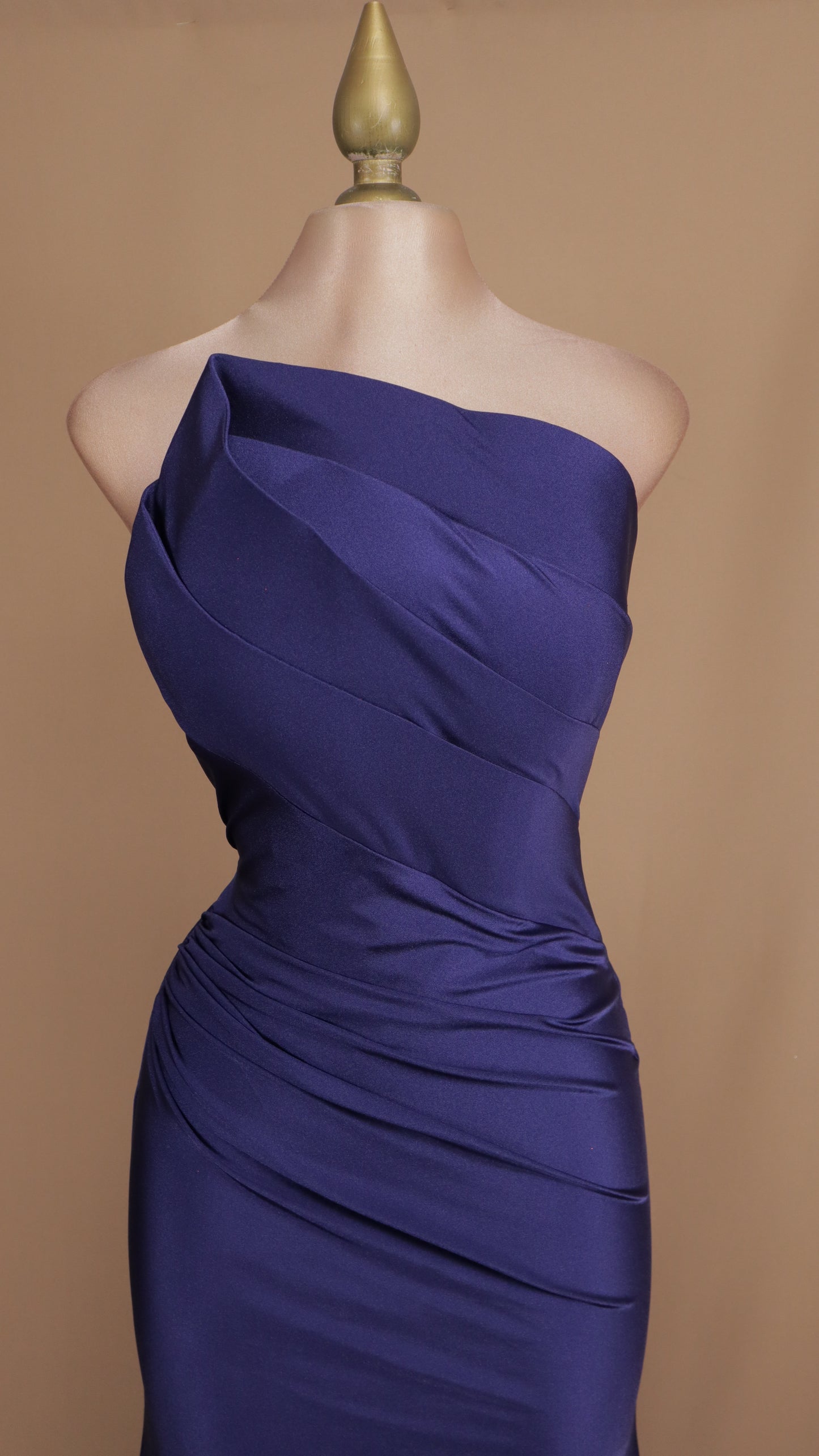 Vestido largo straple asimétrico con pliegues en busto